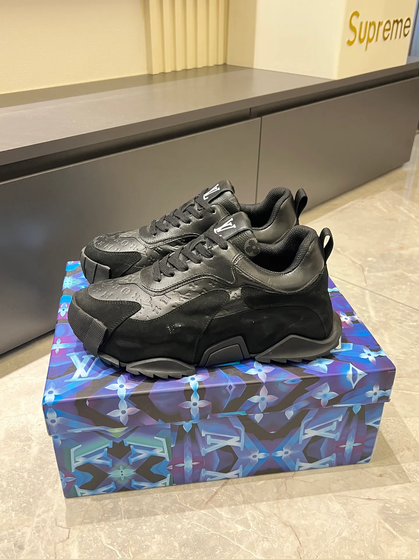 p600 "LOUI* VUITTO*" popular men's casual shoes, genuine development in Italy 💯Purchasing level quality ✔️The upper is made of first-layer cowhide, comfortable and soft sheepskin feet ⚡️ Fashionable and versatile, the toe last shape is firm and full, the soles are made from original LV molds and can be freely entered and exited the counter. Light and comfortable on the feet~Purely handmade, details determine quality! Size:39-44!